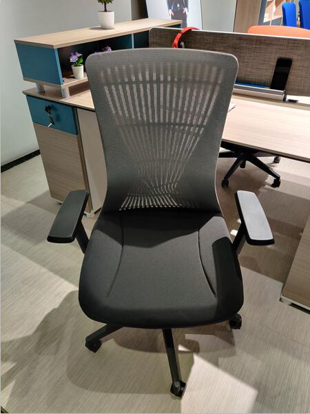 調整椅子的高度 調整椅子的高度